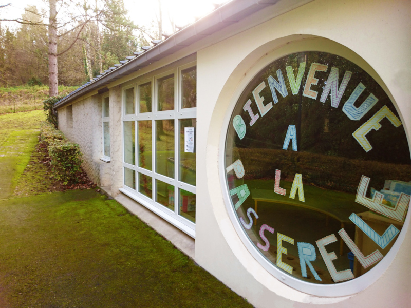 Une façade de bâtiment vitré sur laquelle est écrit « Bienvenue à La Passerelle ».