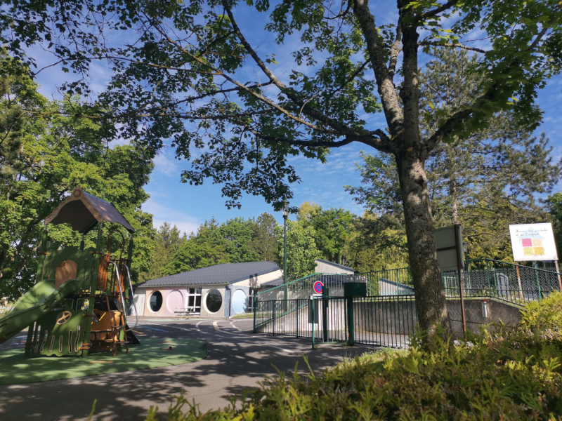 Photo d'un bâtiment au milieu d'un parc arboré.